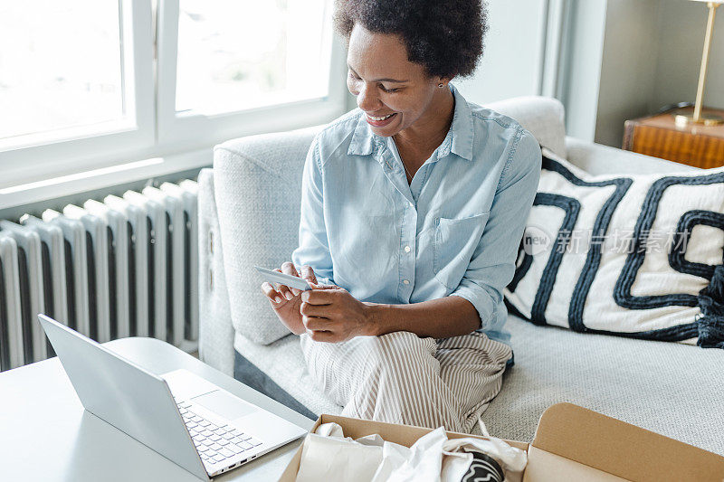 非洲裔美国女性在网上购物，用信用卡支付
