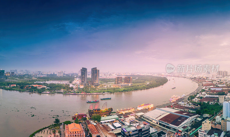 鸟瞰胡志明市的天际线和西贡河、芽荣码头和巴赫当港的摩天大楼。夕阳下多彩的西贡河。