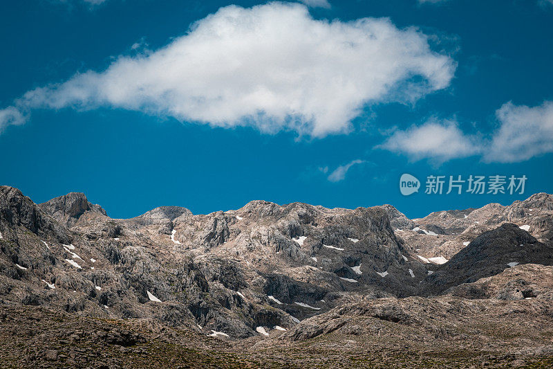 多云空中山景