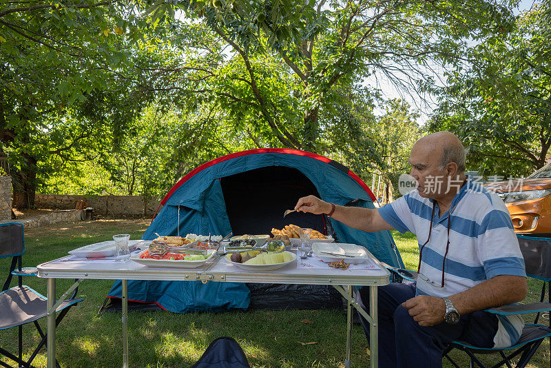 退休老人在帐篷营地吃早餐