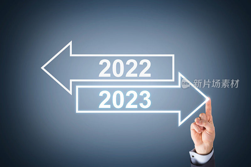 手触摸视觉屏幕上的旧年或2023年