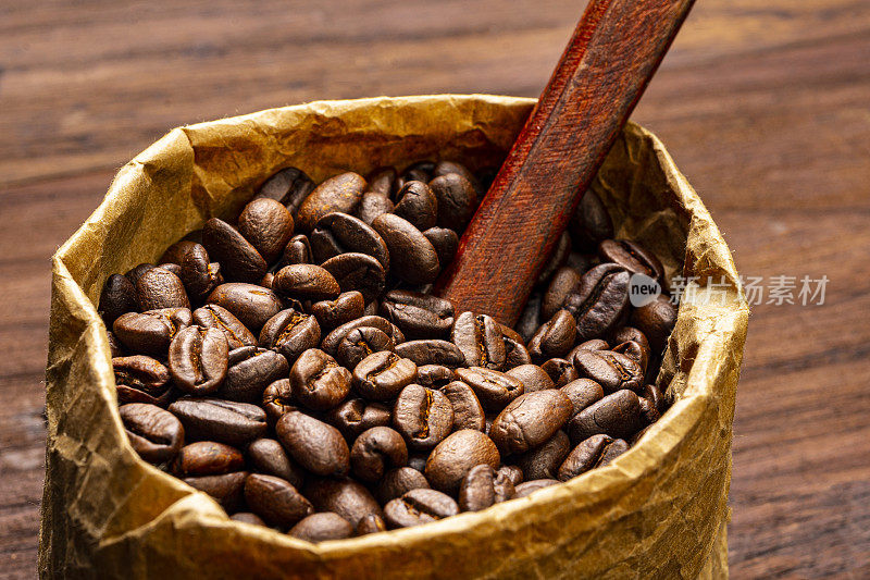 烘焙咖啡豆制作新鲜黑咖啡