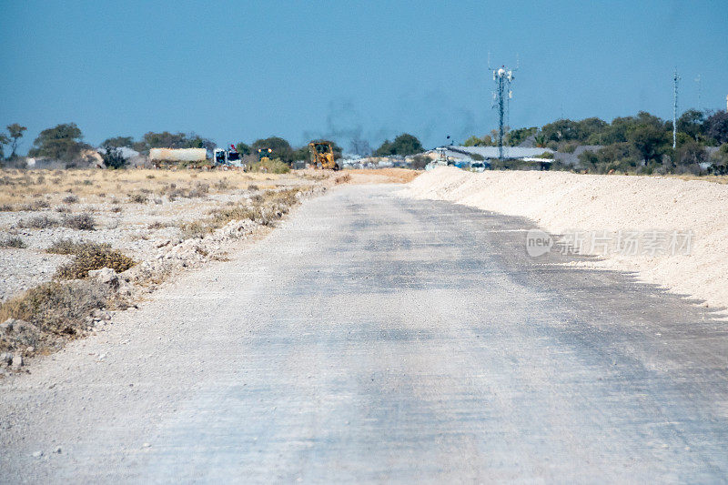 纳米比亚Etosha国家公园Okaukuejo附近的道路建设