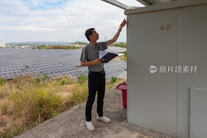 男技术员在检查太阳能发电厂的电力设施