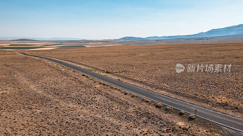 卡拉皮纳尔区村庄道路全景鸟瞰图，科尼亚-土耳其