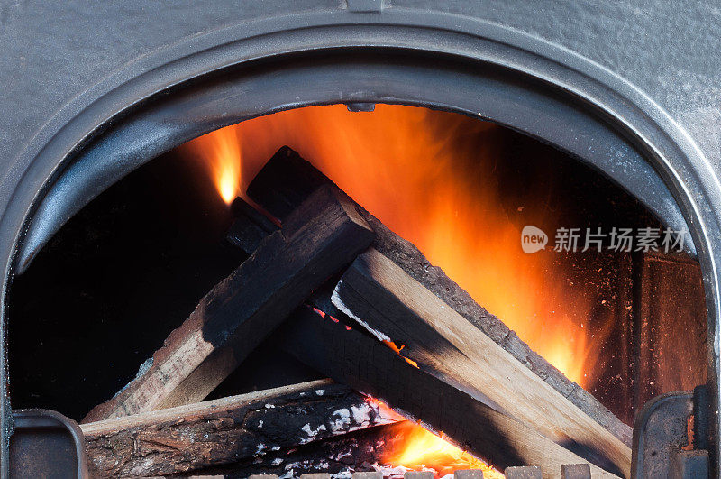 燃烧的火，橡木柴火在家用紧凑型烤箱中，具有良好的牵引力，可以从长时间暴露的其他环境中自主加热房子