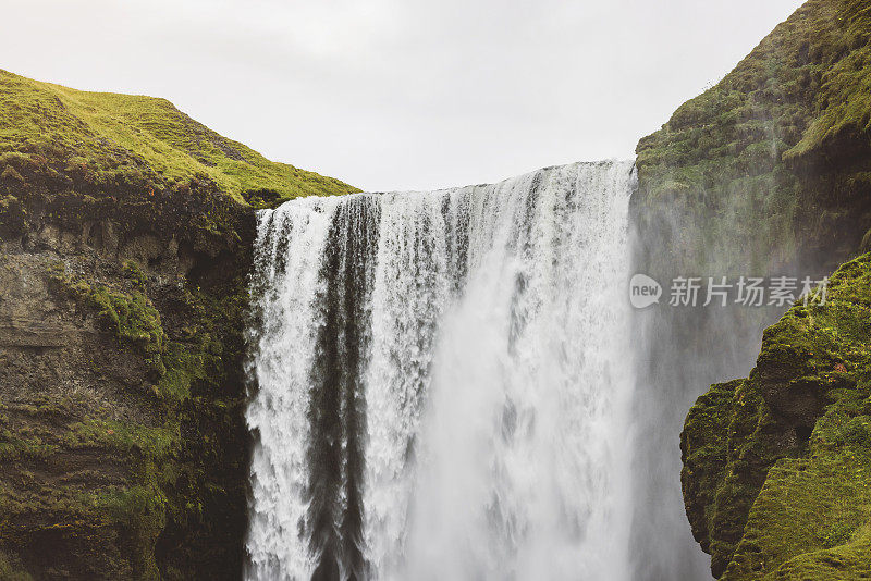 斯科加福斯瀑布，特写镜头，水从悬崖上落下