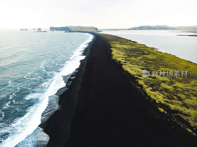 冰岛Reynisfjara黑海滩的长海岸线