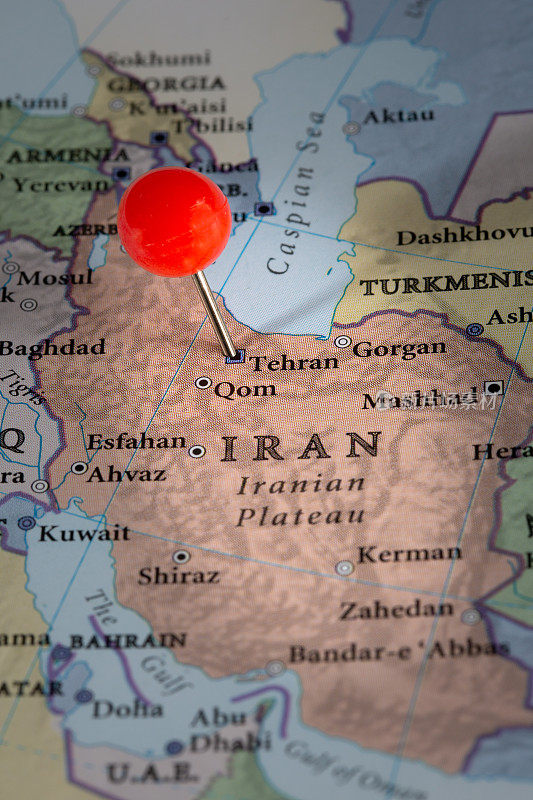 一张伊朗地图，上面有一个大头针，标明了首都德黑兰的位置