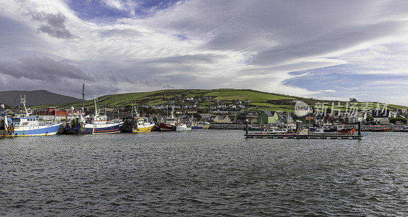爱尔兰丁格尔半岛的丁格尔渔港。全景。