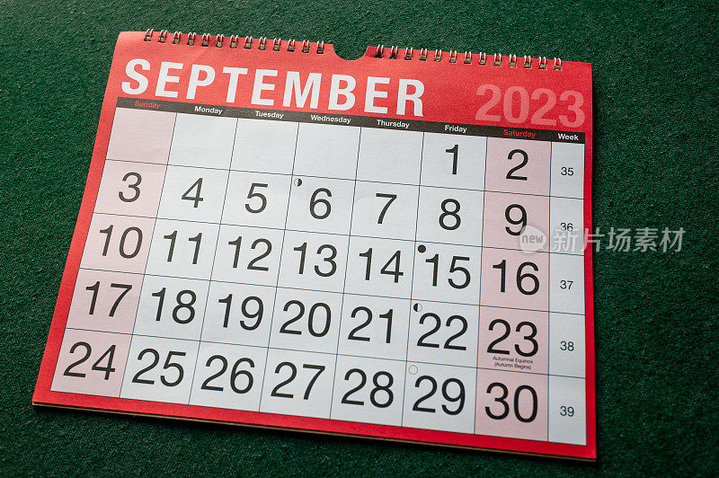 日历2023年，9月，墙壁和办公桌的月度计划表。