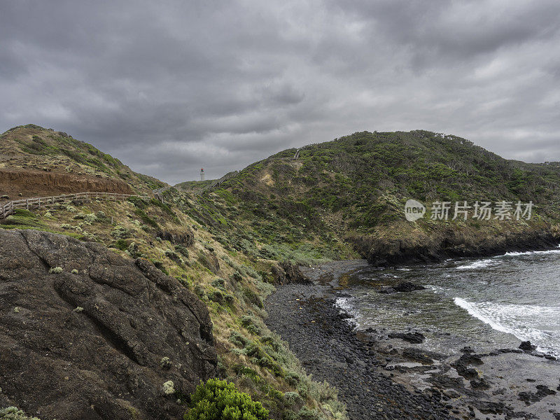 多岩石的海岸线