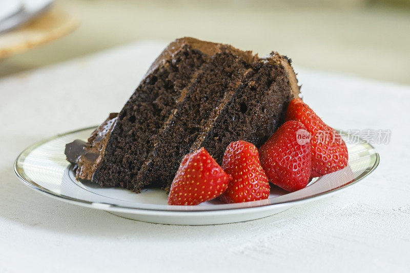 巧克力蛋糕配新鲜草莓
