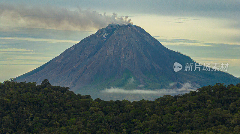 锡纳朋山鸟瞰图。印度尼西亚苏门答腊。
