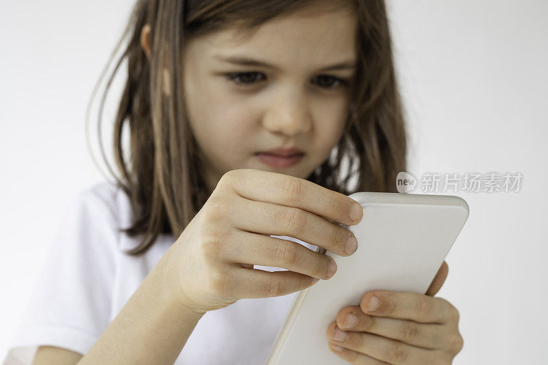 7岁女孩使用智能手机