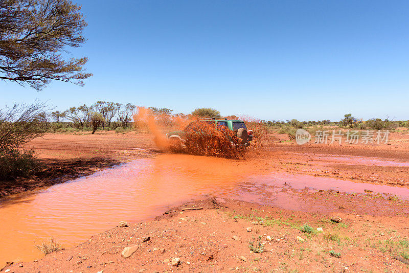 砂砾路上的泄洪道口。西澳大利亚内陆