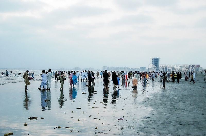 走在卡拉奇海滩上的巴基斯坦人
