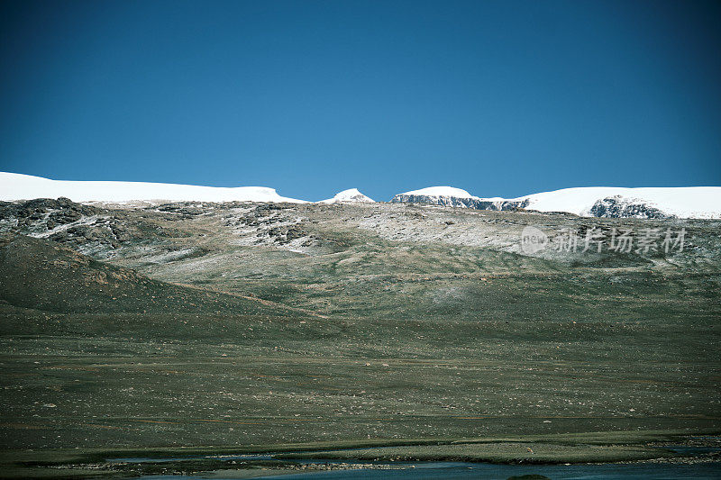 阿拉贝尔高原上白雪皑皑的山峰和融化的湖泊