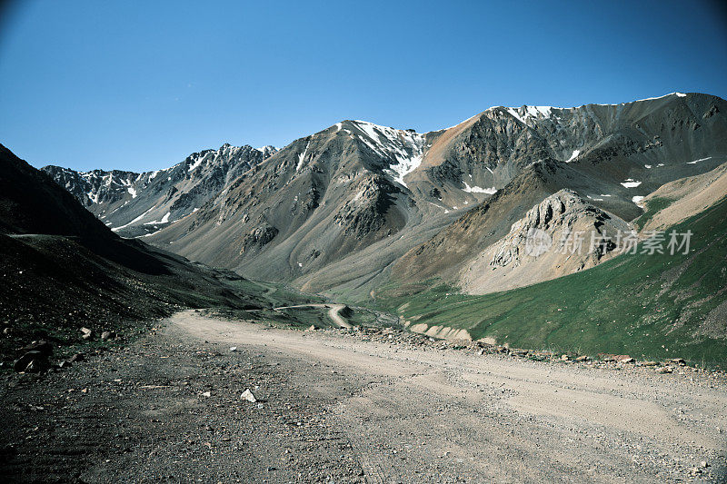 天山南川阿蜀山口