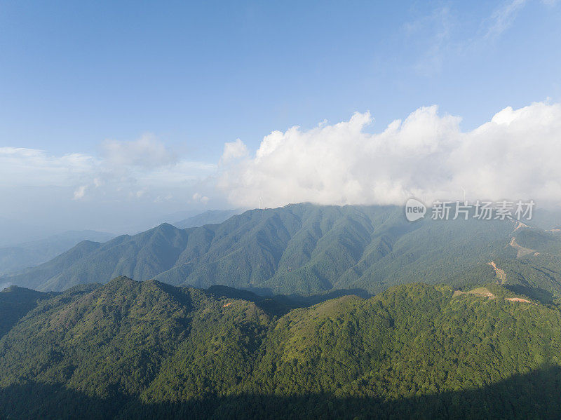 阳光明媚的山