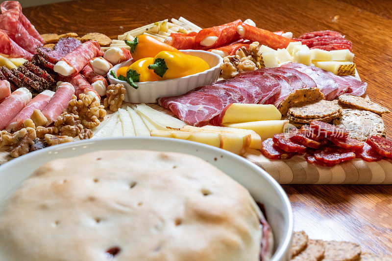 大量的奶酪，肉类和神圣的烤布里干酪装饰着慷慨填充的熟食板，一个烹饪奇观。
