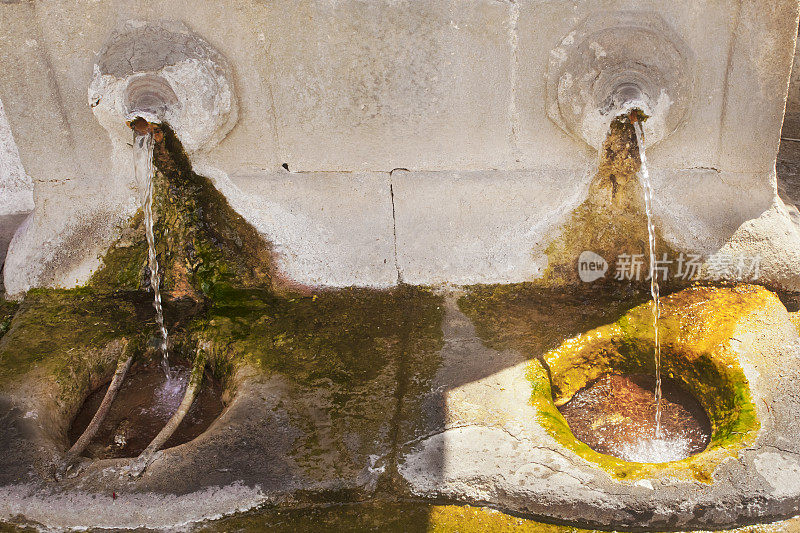 布尔加斯温泉为石质喷泉，位于西班牙加利西亚乌伦斯市。