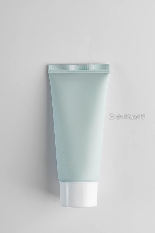 绿色挤压瓶塑料管的模型，用于药品或化妆品的品牌-面霜，凝胶，护肤品，牙膏。化妆品瓶容器上的白色背景。极简主义