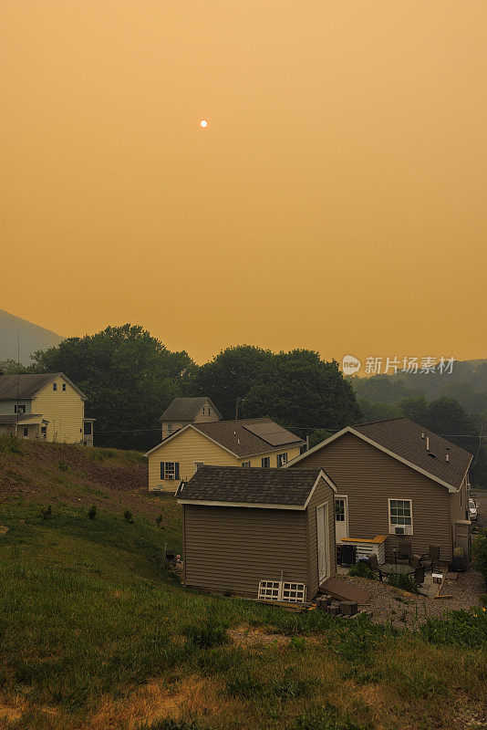 红色烟雾中的美国社区。热霾覆盖了宾夕法尼亚州波科诺斯吉姆索普的农村地区