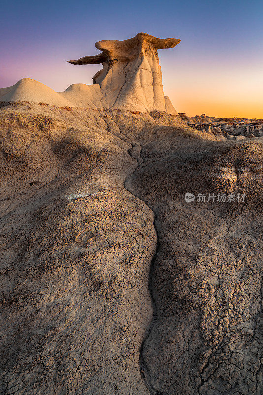 新墨西哥州荒地的沙漠岩层