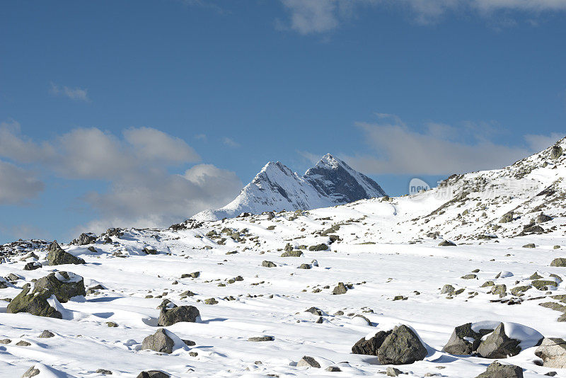 秋天的第一场雪给高山染上了色彩