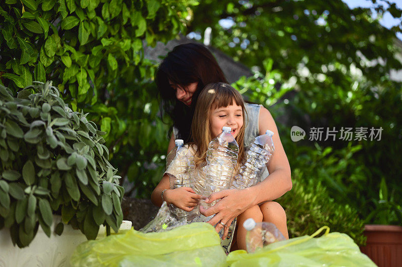 夏日，一家人在后院一起在户外回收垃圾。