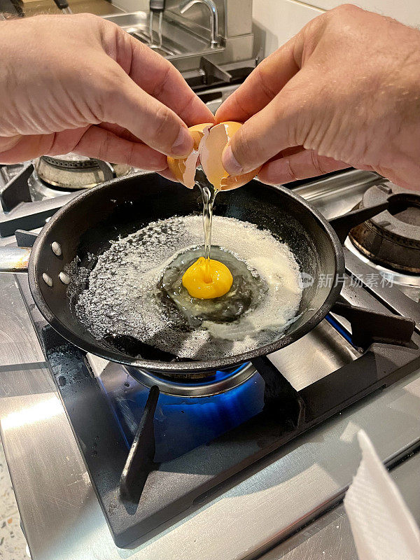 在平底锅里做炒鸡蛋。
