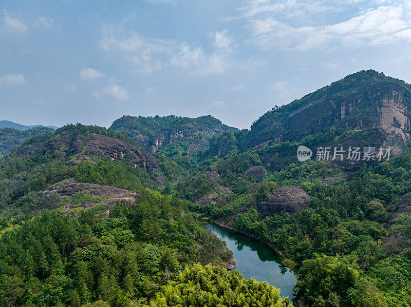 中国绿色森林河流景观航拍