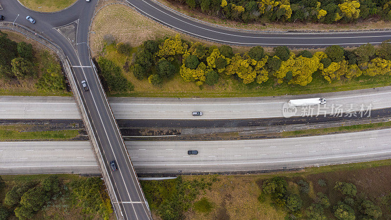 高速公路大桥的鸟瞰图