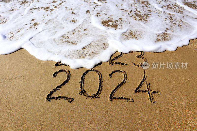 2024年和2023年在沙滩上迎新年