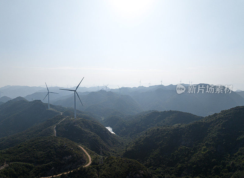 俯瞰山顶风力发电场