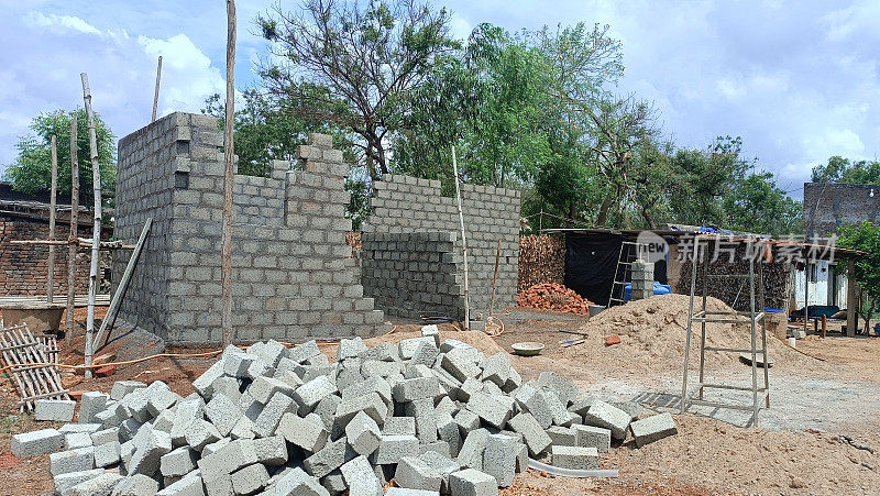一座新房子正在用水泥石建造。