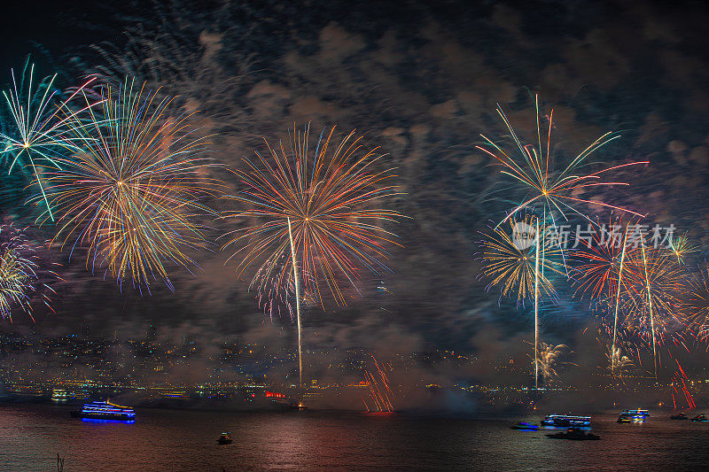 庆祝新年，烟花漫过大海