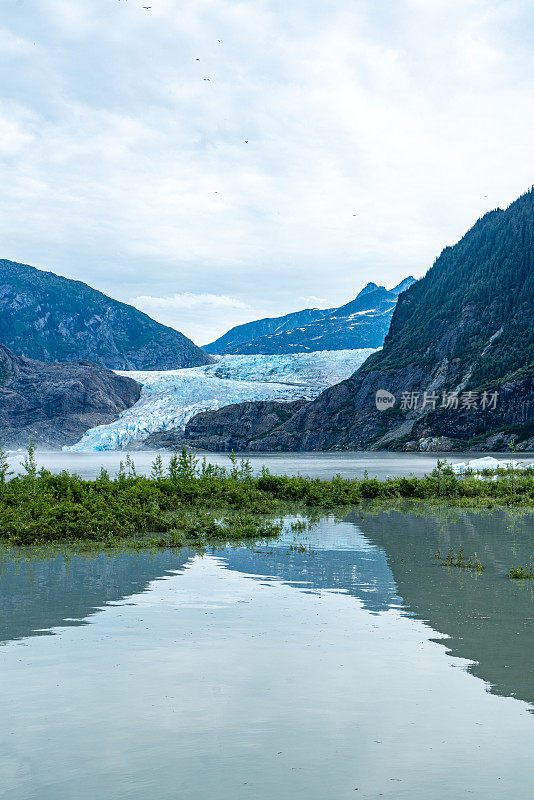 阿拉斯加朱诺的门登霍尔湖和门登霍尔冰川景观