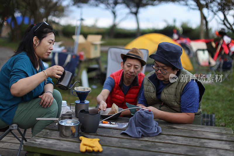 朋友们早起，在山上露营时喝一杯热咖啡