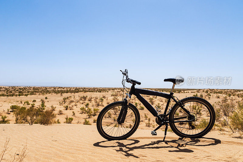 MTB自行车在沙漠或海滩在阳光下。越野自行车道