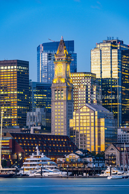 夕阳下的波士顿市中心天际线，马萨诸塞州，美国
