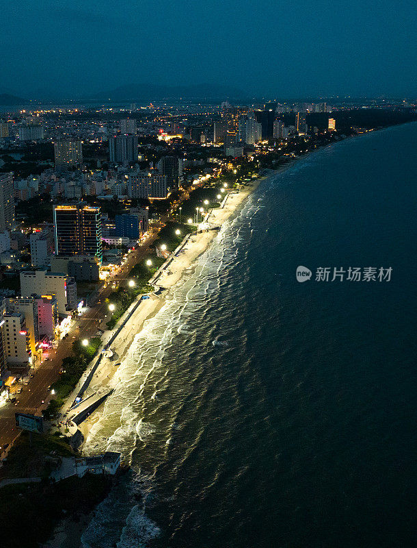 云头沿海城市夜间鸟瞰图，巴里亚云头省