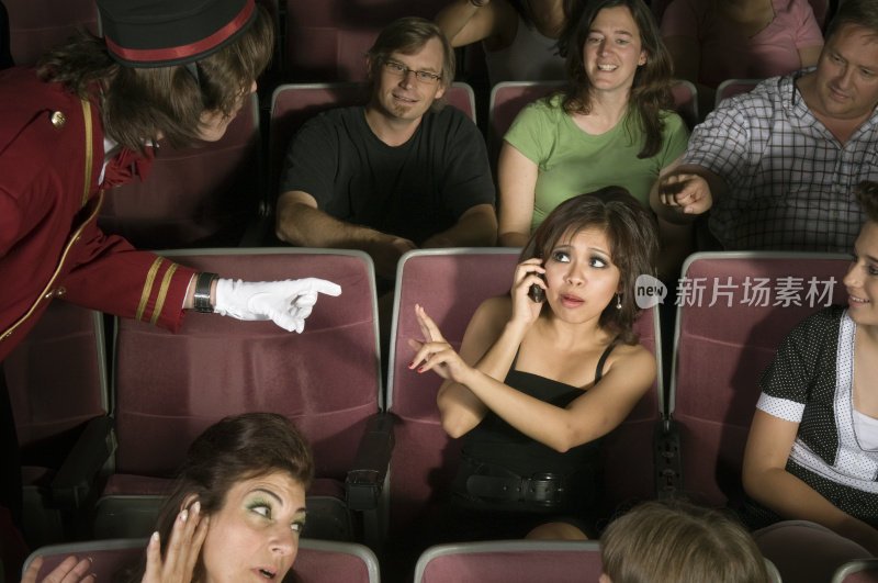 电影院不许用手机