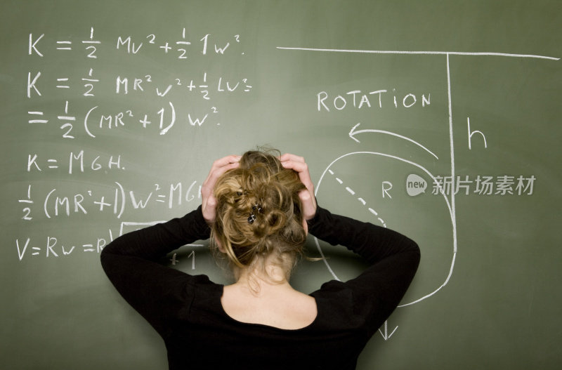 女孩正在黑板上解一道数学题