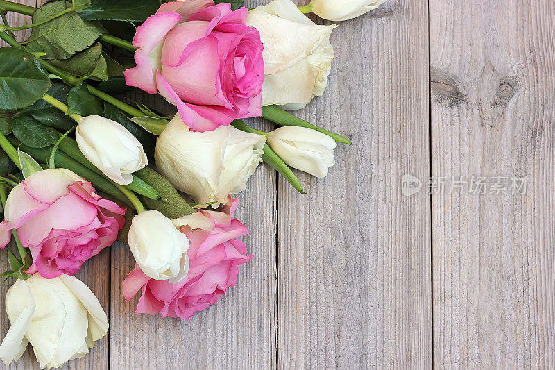 平台上，白色和粉色的玫瑰和白色的郁金香。