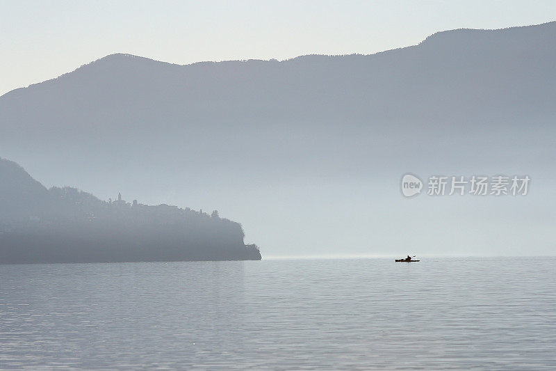 皮划艇穿越马焦雷湖