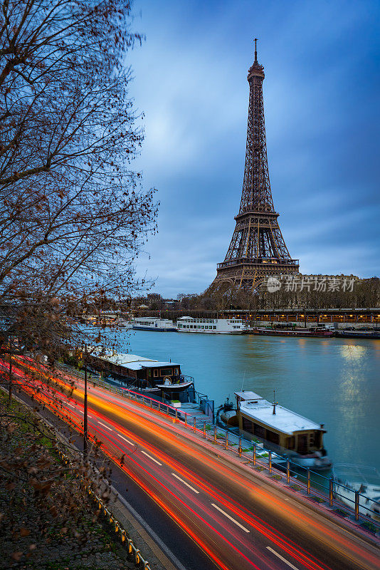 黄昏的埃菲尔铁塔和巴黎的塞纳河
