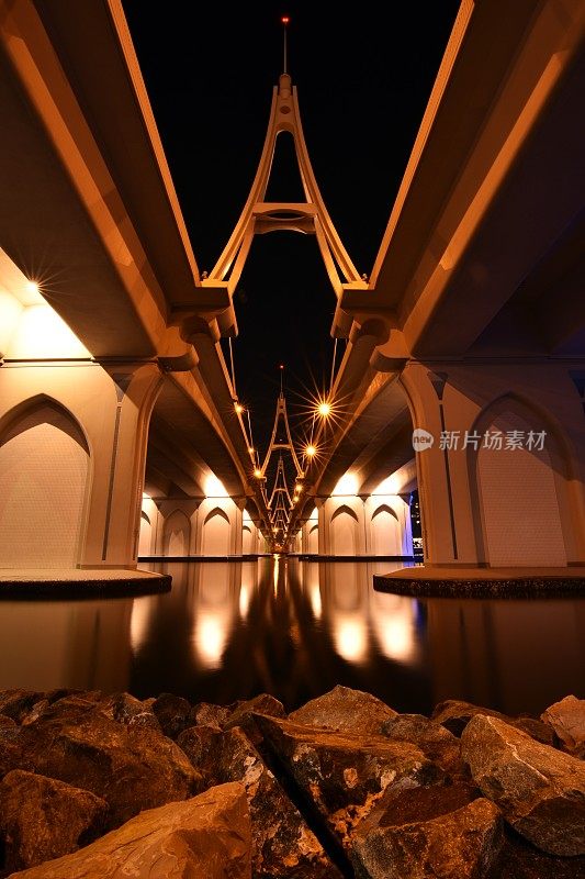 商业海湾大桥和夜间步行，迪拜，阿联酋