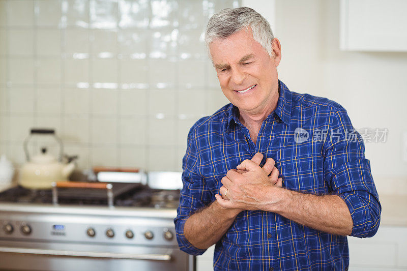 一个老人在厨房里心脏病发作